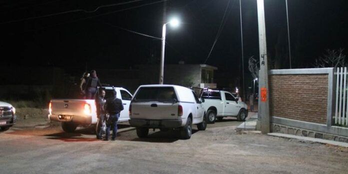 Policías buscan a los delincuentes Policías buscan a los delincuentes