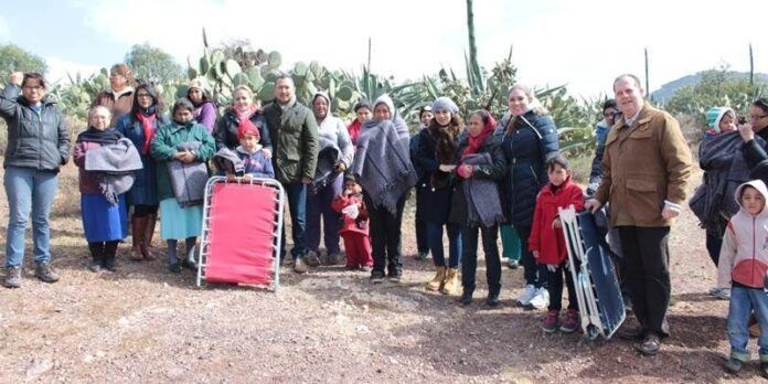 Funcionarios acuden a colonias y comunidades Funcionarios acuden a colonias y comunidades