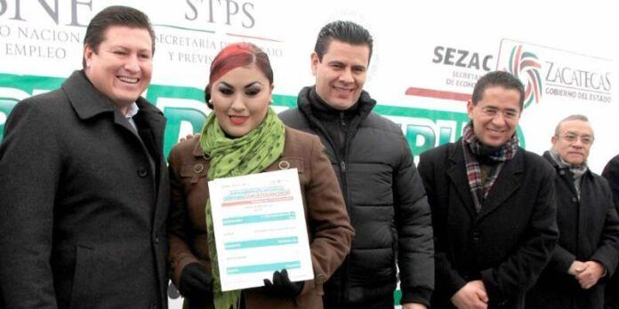 Entregan apoyos a jóvenes Entregan apoyos a jóvenes