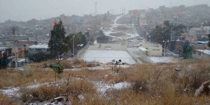 La nieve comenzó a caer a temprano hora. La nieve comenzó a caer a temprano hora.