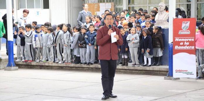 Alfredo Salazar entrega la obra