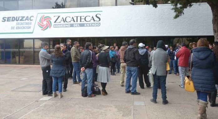 Despedirían a 28 docentes. Despedirían a 28 docentes.