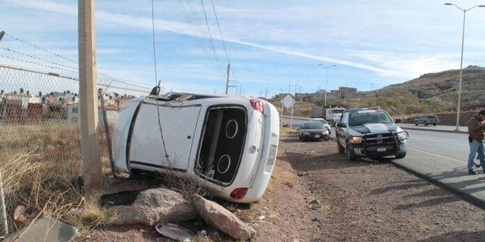 El auto quedó volcado de un costado. El auto quedó volcado de un costado.