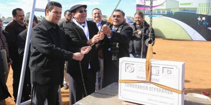 El gobernador y el obispo de Zacatecas colocaron la piedra. El gobernador y el obispo de Zacatecas colocaron la piedra.