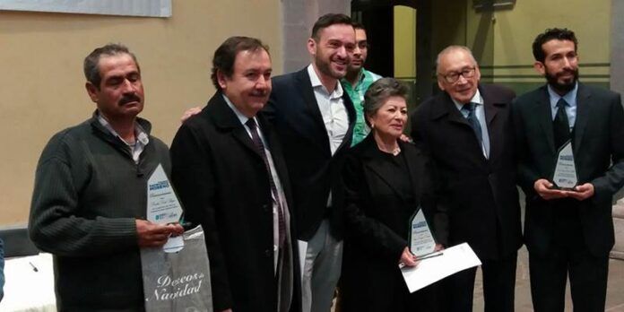 Raymundo Moreno y su padre con galardonados Raymundo Moreno y su padre con galardonados