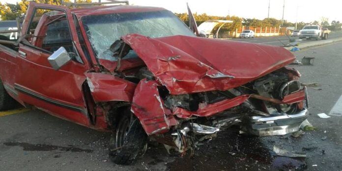La camioneta roja fue la más dañada. La camioneta roja fue la más dañada.