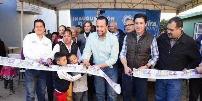 Corta alcalde listón inaugural. Corta alcalde listón inaugural.