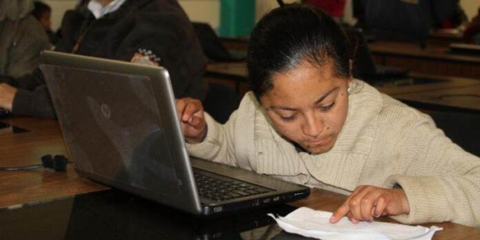 Madre de familia realiza el trámite