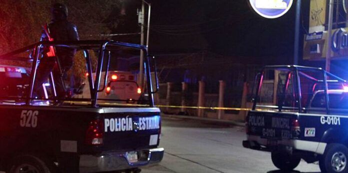 Policías acordonan la zona Policías acordonan la zona