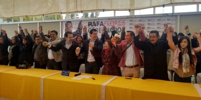Precandidato con simpatizantes Precandidato con simpatizantes