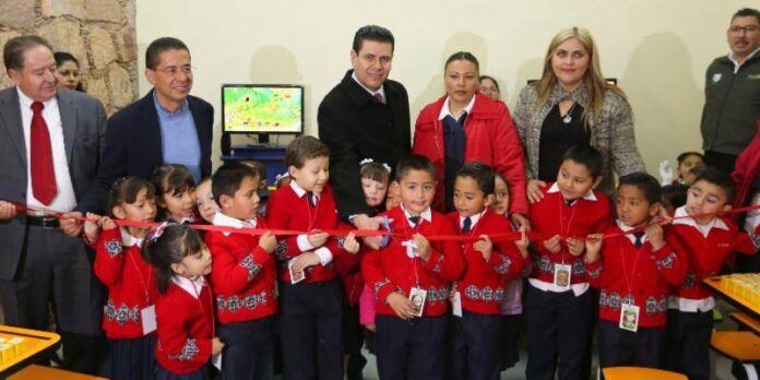 Miguel Alonso con niños beneficiados