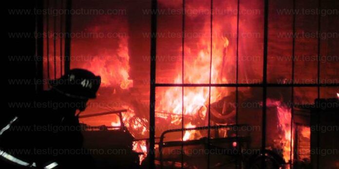 El incendio consumió todo lo que estaba adentro. El incendio consumió todo lo que estaba adentro.