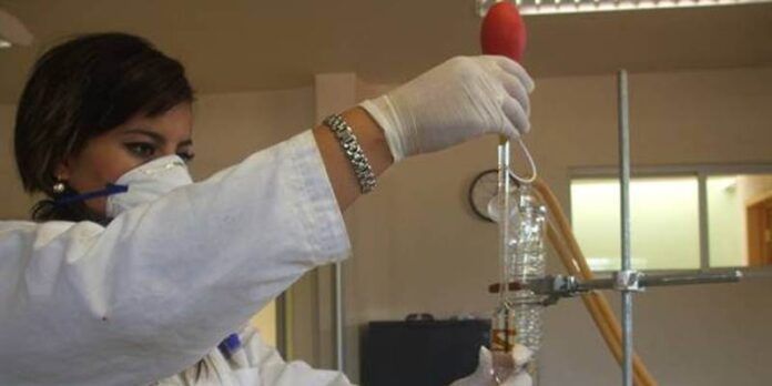 Realizan análisis bacteriológicos. Realizan análisis bacteriológicos.