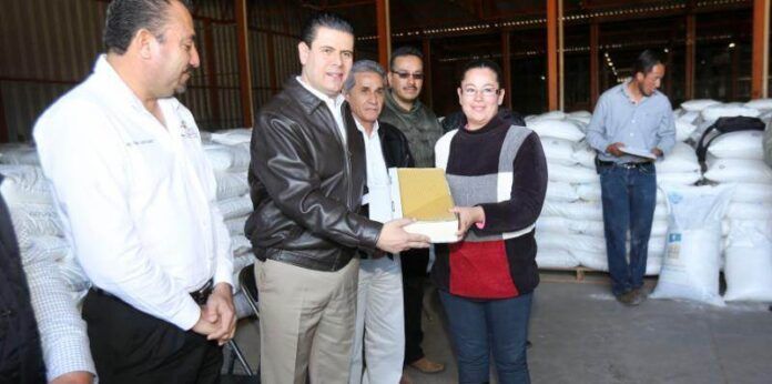 Gobernador entrega apoyos Gobernador entrega apoyos