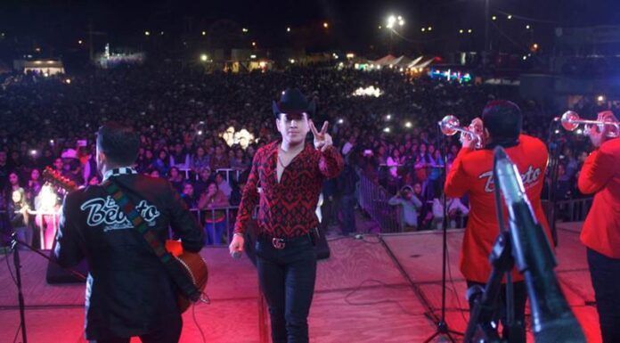 Cantante sinaloense en Teatro del Pueblo Cantante sinaloense en Teatro del Pueblo