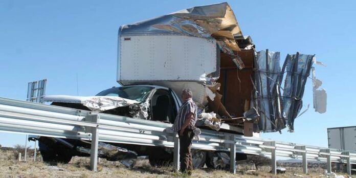 Camioneta sufre daños mayores Camioneta sufre daños mayores