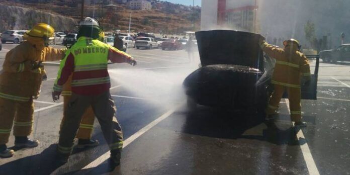Fue incendiado un automóvil. Fue incendiado un automóvil.
