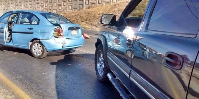 El auto compacto resultó con más daños. El auto compacto resultó con más daños.