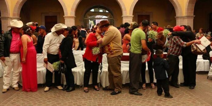 Sellaron su amor con un beso. Sellaron su amor con un beso.