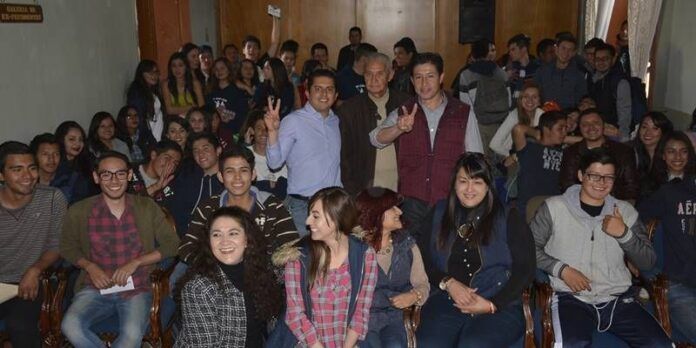 Decenas de jóvenes fueron premiados. Decenas de jóvenes fueron premiados.