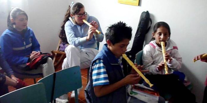 Niños en clase de flauta Niños en clase de flauta