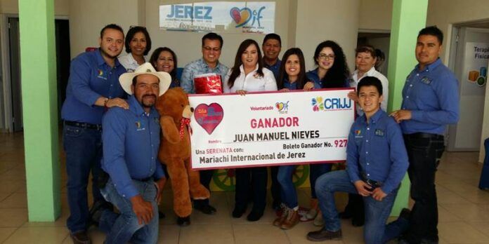 Voluntariado y padres con el afortunado Voluntariado y padres con el afortunado