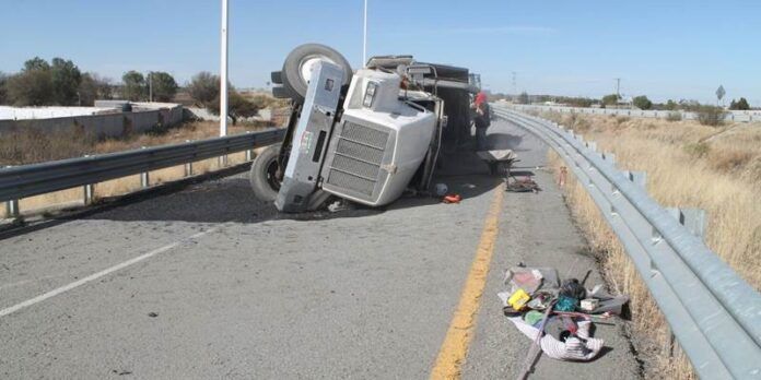 Queda esparcida la carga en la carretera Queda esparcida la carga en la carretera