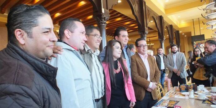 Alma Coronel con integrantes de Morena Alma Coronel con integrantes de Morena