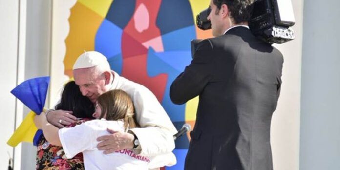 Papa abraza a jóvenes Papa abraza a jóvenes