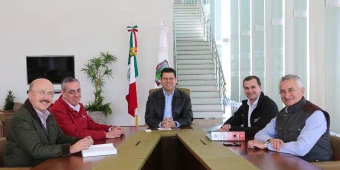 Miguel Alonso con funcionarios