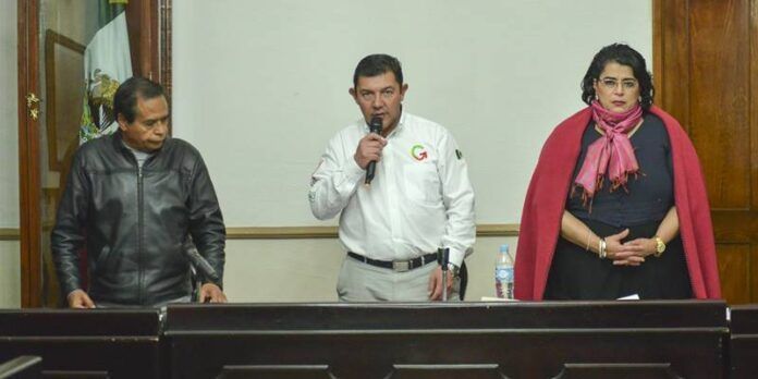 El alcalde presidió la sesión. El alcalde presidió la sesión.