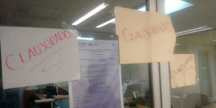 Decenas de padres y maestros tomaron las oficinas. Decenas de padres y maestros tomaron las oficinas.