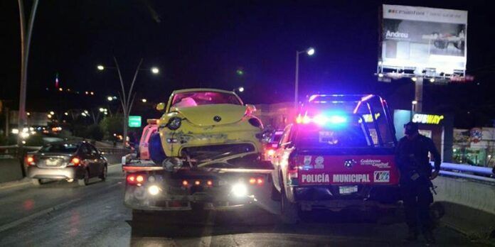 Envían automóvil al corralón. Envían automóvil al corralón.