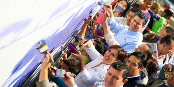 Rosario Robles, gobernador y alcalde pintan pared Rosario Robles, gobernador y alcalde pintan pared