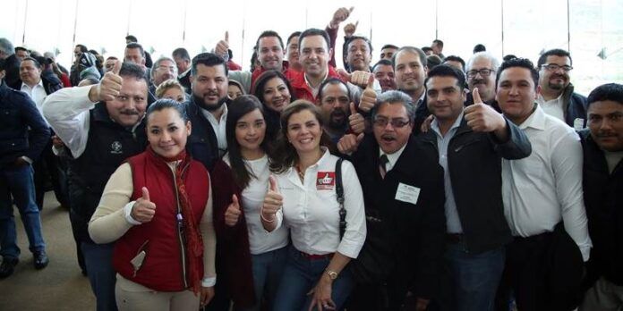 Precandidato con simpatizantes