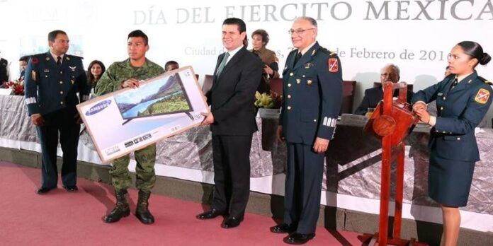 Los soldados recibieron algunos regalos. Los soldados recibieron algunos regalos.