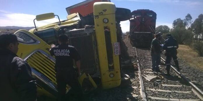 La cabina del tráiler quedó volcada.