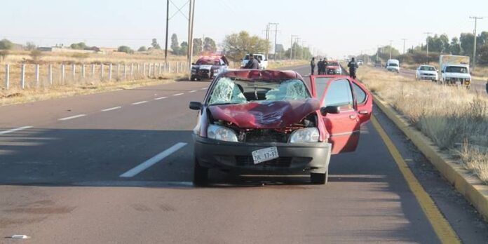 El automóvil quedó con severos daños. El automóvil quedó con severos daños.