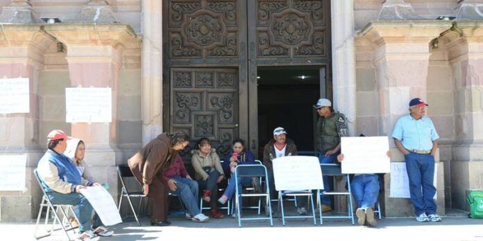 Exigen atención de diputados.