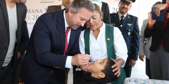 Raúl Estrada aplica vacuna