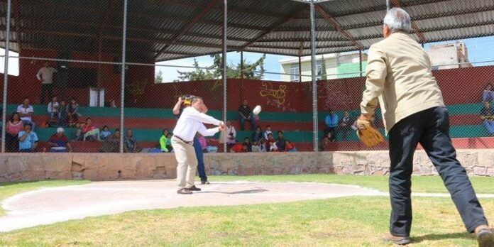 Salazar da primer batazo