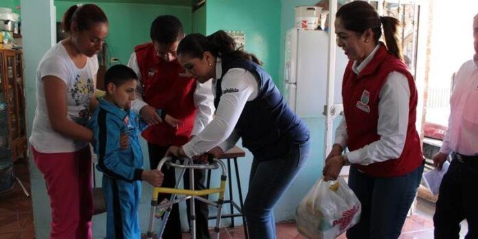 Llevan andadera a beneficiario Llevan andadera a beneficiario