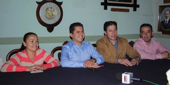 Autoridades presentan la actividad.