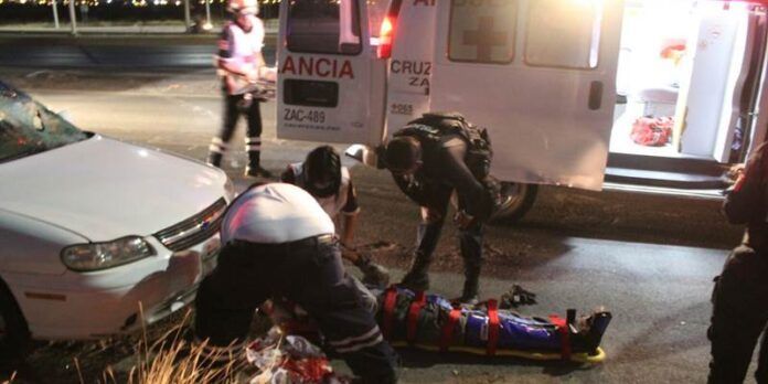 Paramédicos lo trasladan al hospital