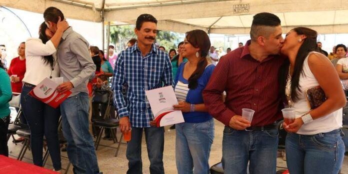 Sellan la unión con un beso