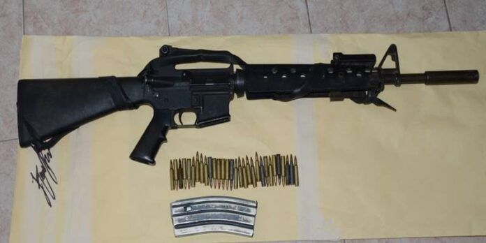 Decomisaron armas y balas. Decomisaron armas y balas.