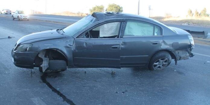 El automóvil quedó con severos daños. El automóvil quedó con severos daños.