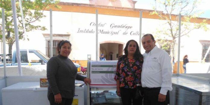 Gerardo Luna con beneficiarios Gerardo Luna con beneficiarios