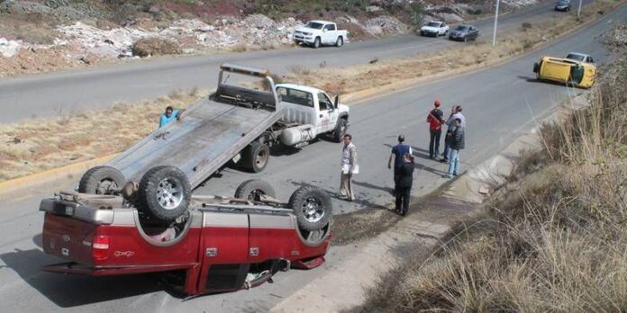 Los 2 autos quedaron con severos daños. Los 2 autos quedaron con severos daños.