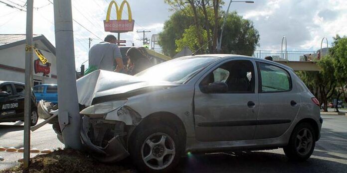 Peugeot termina con el frente destrozado Peugeot termina con el frente destrozado